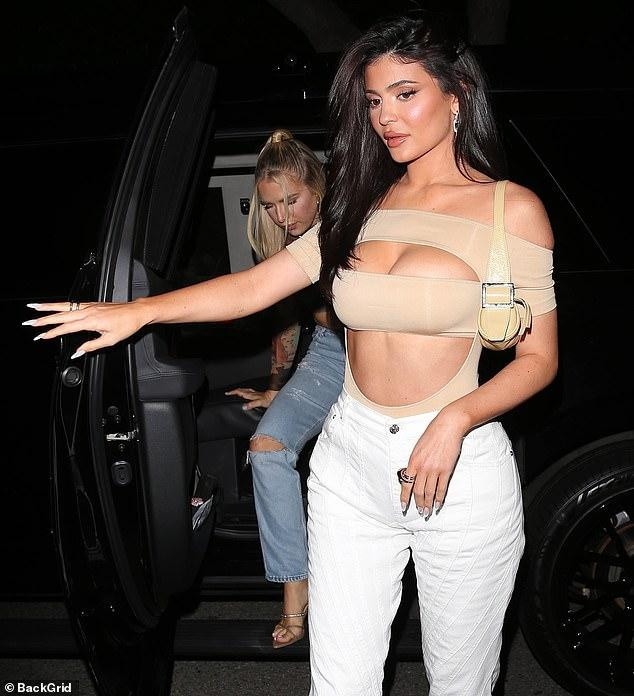 Kylie Jenner hiện là mẹ đơn thân bên con gái Stormi. Bé gái là kết quả mối tình của cô và rapper đình đám Travis Scott.
