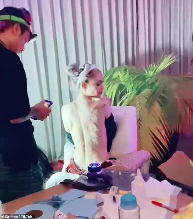 Người đẹp Canada cho biết đây là sản phẩm của nghệ sĩ xăm nổi tiếng Nusi Quero - người mà cô gọi là "bộ não người ngoài hành tinh". Người đẹp Canada cho biết đây là sản phẩm của nghệ sĩ xăm nổi tiếng Nusi Quero - người mà cô gọi là "bộ não người ngoài hành tinh".