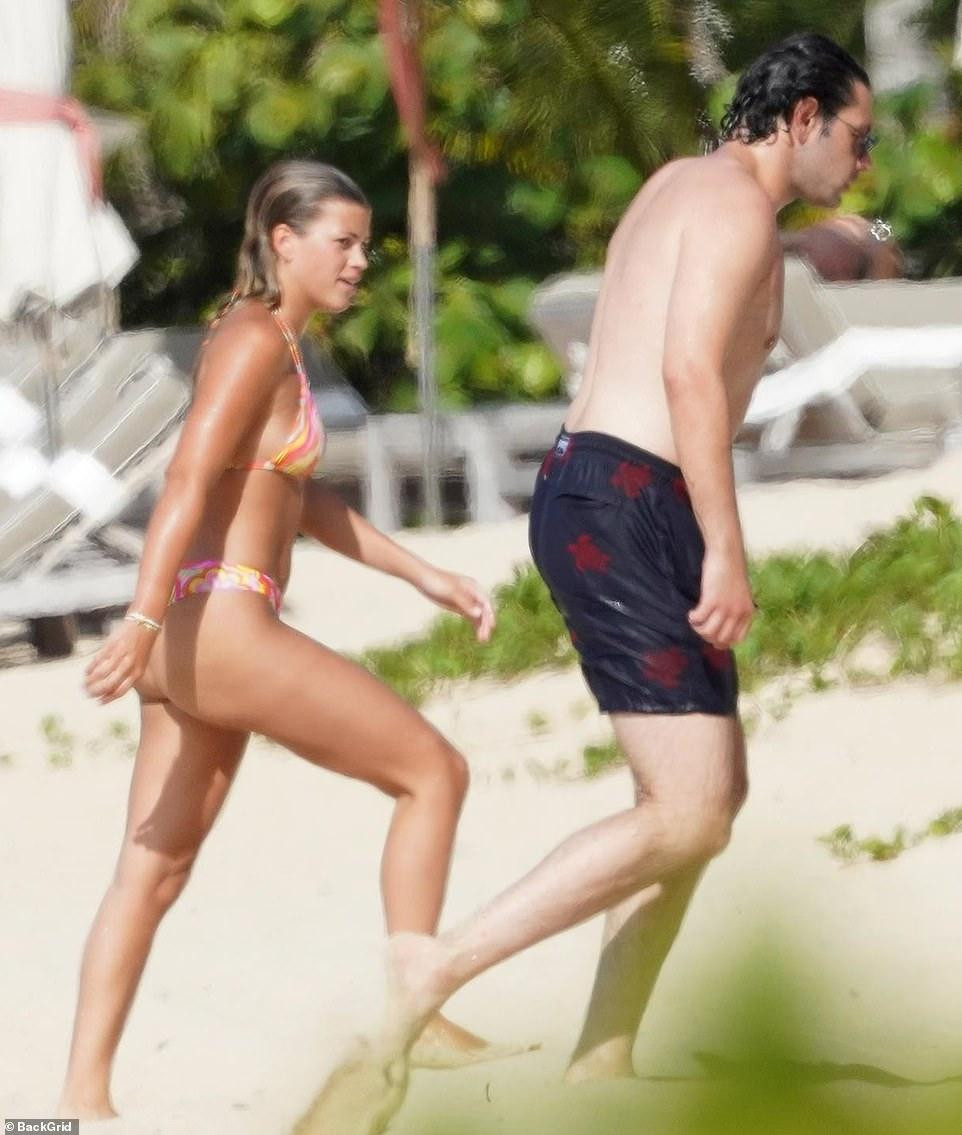 Sofia Richie (23 tuổi) vừa trở thành quý cô độc thân sau khi chia tay "trai hư" Scott Disick sau 3 năm yêu đương và nhiều lần tái hợp. Cô vừa công khai chuyện tình cảm với Elliot Grainge (28 tuổi) - con trai của Lucian Grainge - CEO của Universal Music Group - vào tháng trước.