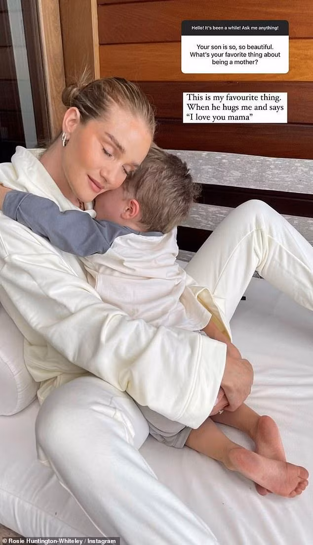 Do vậy, loạt hình ảnh này được Rosie Huntington-Whiteley tung lên trang cá nhân kèm những tiết lộ thú vị về gia đình họ bằng dạng câu hỏi/trả lời (Q&amp;A) trong ảnh ngay lập tức khiến fan phát "sốt" và không khỏi ghen tị. Trong hình ảnh này, nàng mẫu sinh năm 1987 cho biết điều tuyệt vời khi làm mẹ đối với cô là được con trai ôm hôn và nói "con yêu mẹ".