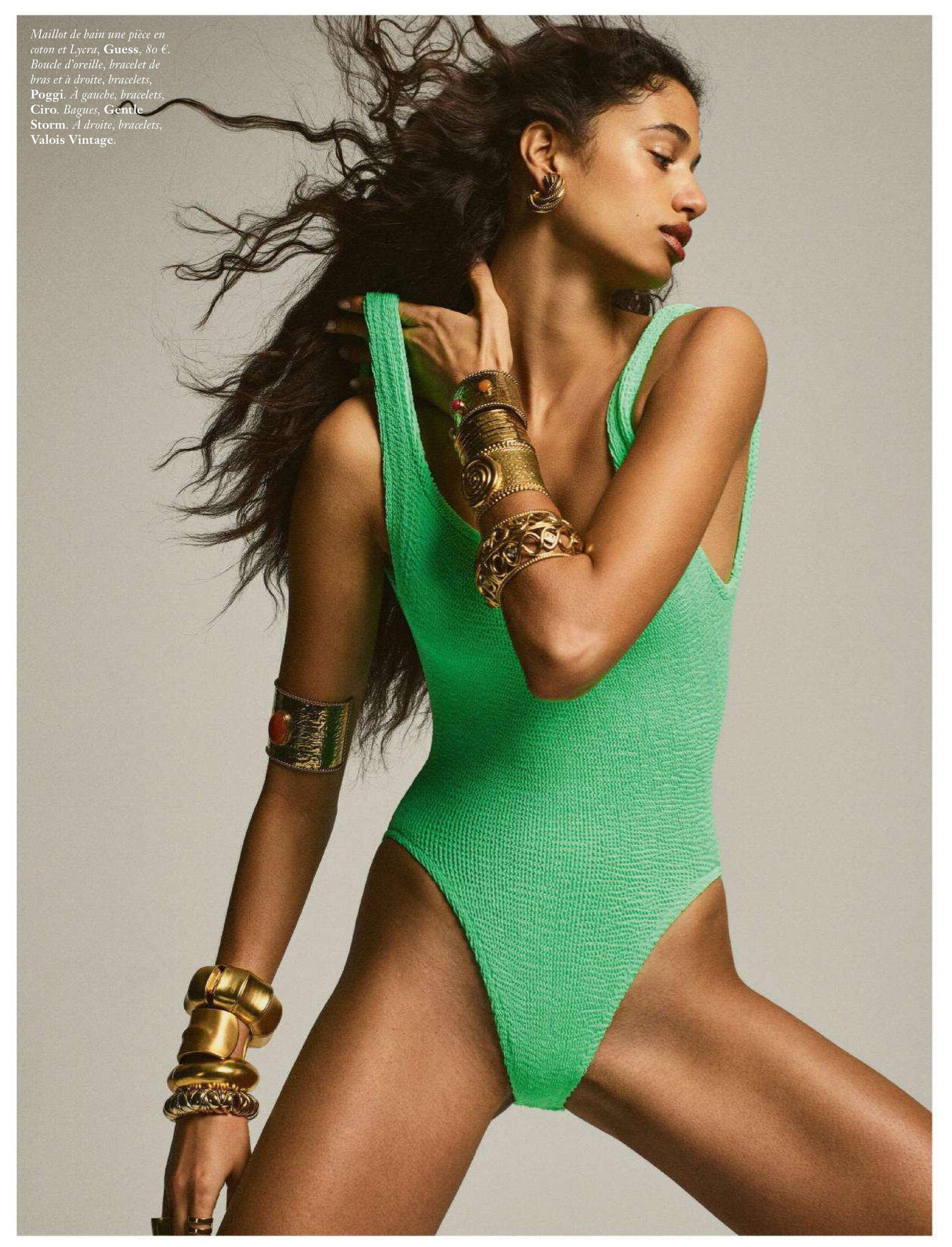 Malika El Maslouhi sở hữu body nóng bỏng "rực lửa" với chiều cao 1m80 và gương mặt với những đường nét ấn tượng, đẹp lạ cùng mái tóc xoăn dài đầy hoang dại.