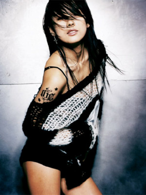 Lee Hyori khoe hình xăm trên cánh tay phải. Ảnh: Picspile. Lee Hyori khoe hình xăm trên cánh tay phải. Ảnh: Picspile