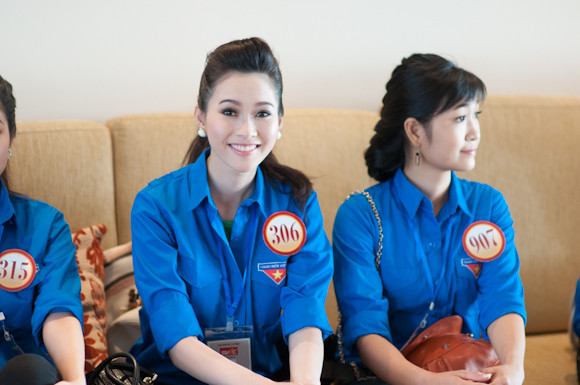 Sáng 17-8, trong sắc áo xanh tình nguyện Đặng Thu Thảo cùng các thí sinh khác chuẩn bị cho ngày hoạt động vì cộng đồng.