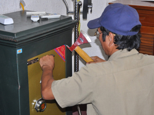 Két sắt cũng được phá để kiểm tra