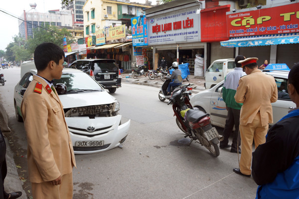 Lực lượng chức năng có mặt tại hiện trường để làm rõ nguyên nhân vụ va chạm