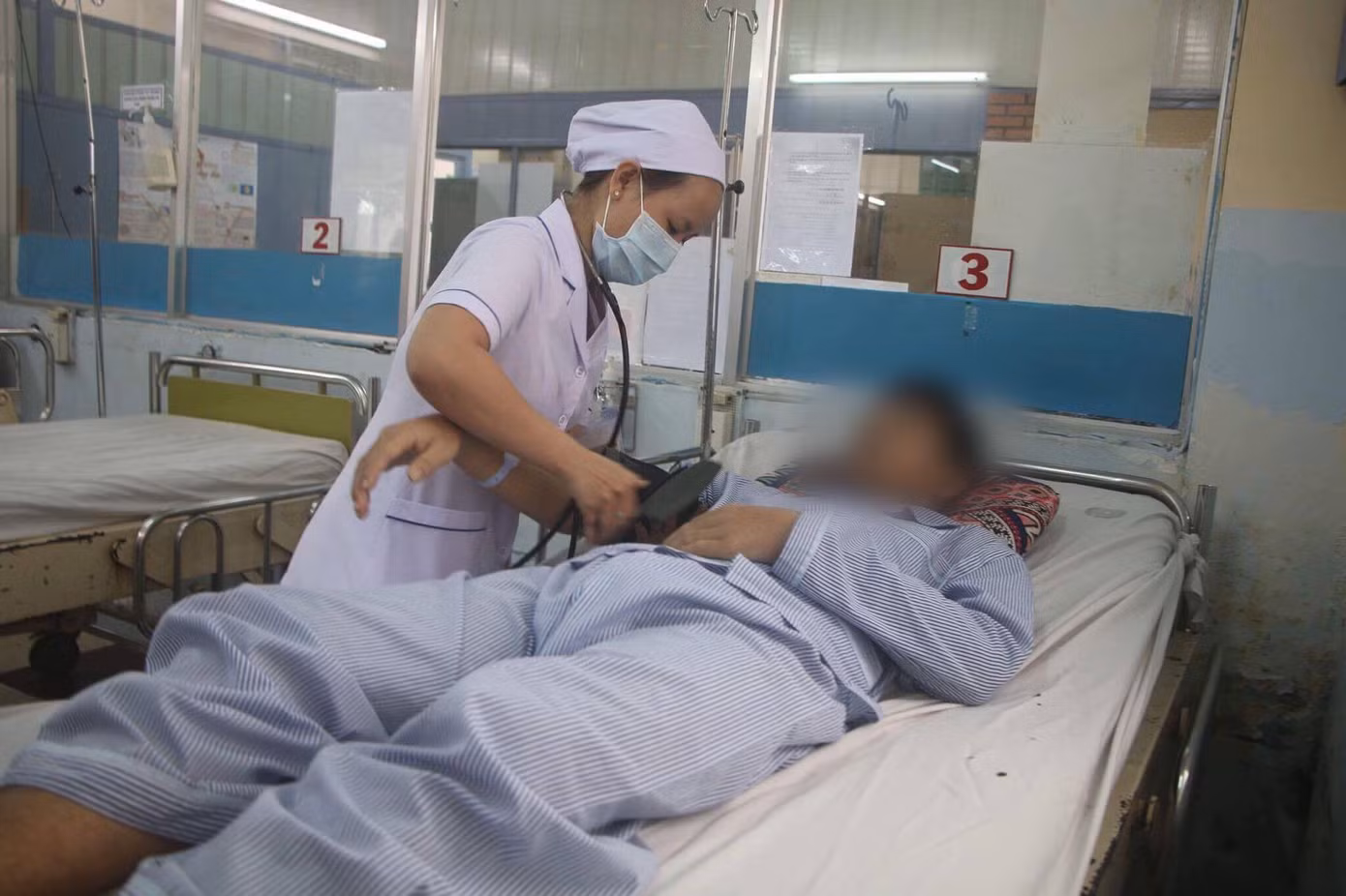 Vấp ngã khi đang ăn cơm, bé gái suýt chết vì bị mảnh sành cứa cổ ảnh 6