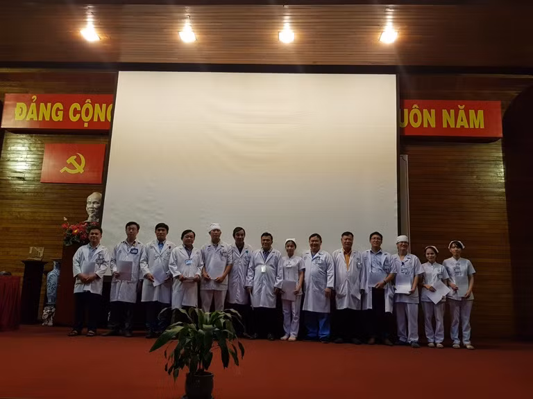 Vấp ngã khi đang ăn cơm, bé gái suýt chết vì bị mảnh sành cứa cổ ảnh 4