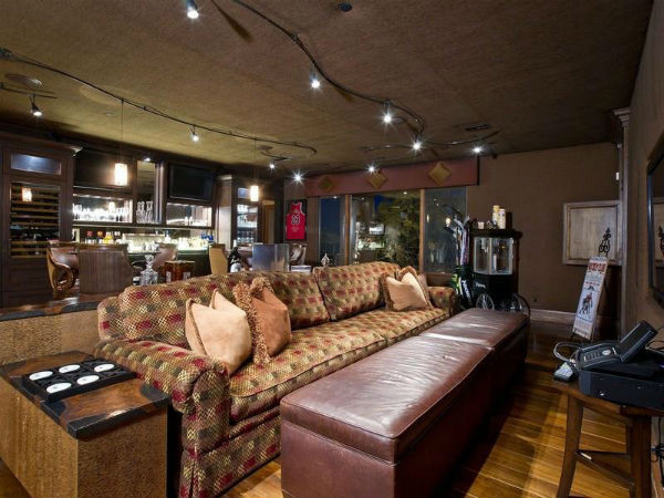 Phòng giải trí với quầy bar lớn