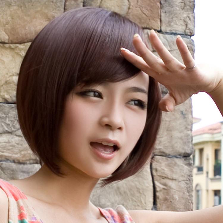 Mái tóc ngang với phần đuôi tóc được uốn xoăn và đánh rối một cách tự nhiên sẽ là phù hợp nhất với những cô nàng công sở. Mái tóc được ép thẳng và ốp vào mặt sẽ phù hợp với những cô gái có gương mặt tròn. Kiểu tóc đơn giản với đuôi tóc ở mang tai dược làm cụp vào trong, ôm lấy gương mặt. Với kiểu tóc này trông bạn thật dễ thương, trẻ trung.