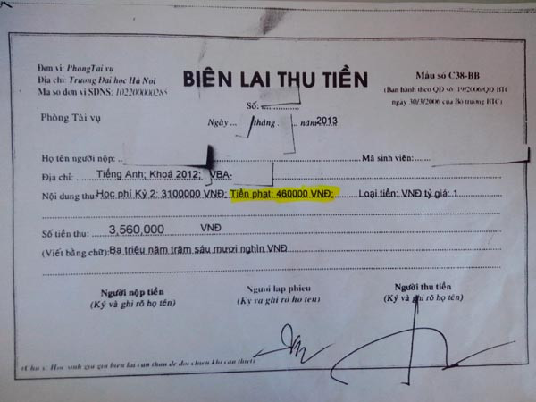 Cả 2 khoản: học phí và tiền phạt do chậm nộp được Đại học Hà Nội thu gộp trên một biên lai . Cả 2 khoản: học phí và tiền phạt do chậm nộp được Đại học Hà Nội thu gộp trên một biên lai