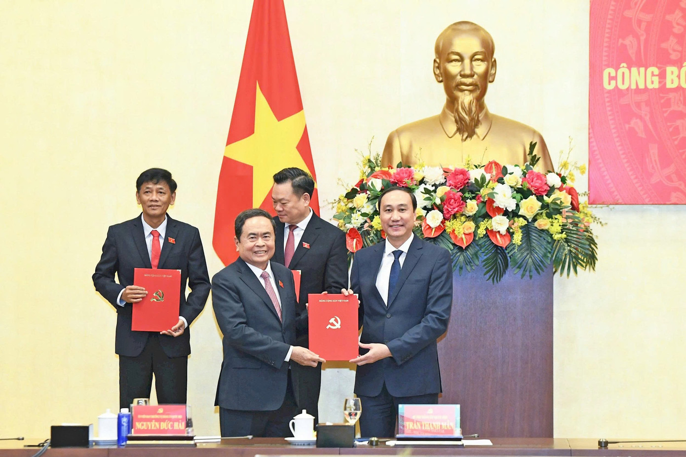 Chủ tịch Quốc hội Trần Thanh Mẫn trao quyết định cho ông Phùng Khánh Tài. Ảnh: Lâm Hiển