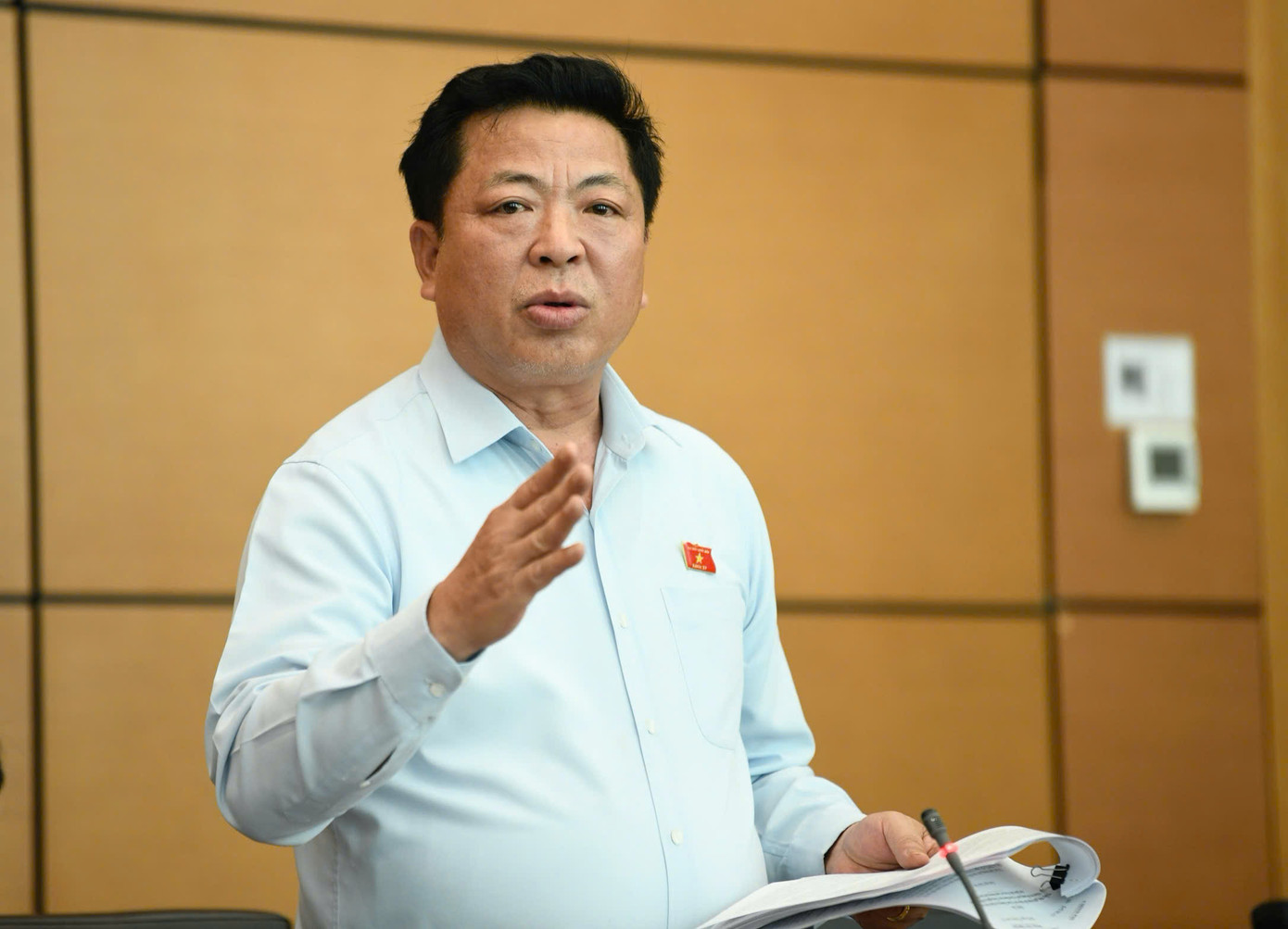 Bộ trưởng Bộ Xây dựng Trần Hồng Minh tại phiên thảo luận. Ảnh: Như Ý.