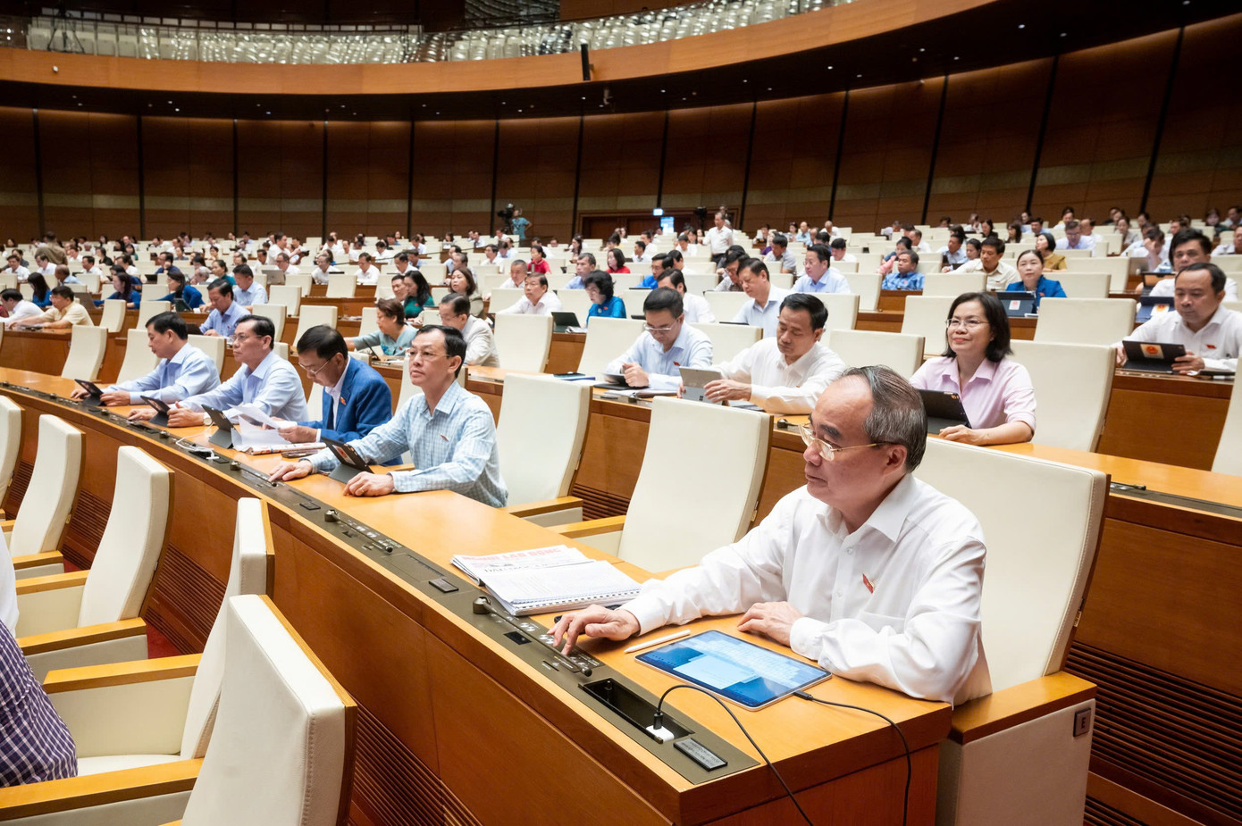 Các đại biểu thông qua dự thảo luật, sáng 17/6. Ảnh: Như Ý