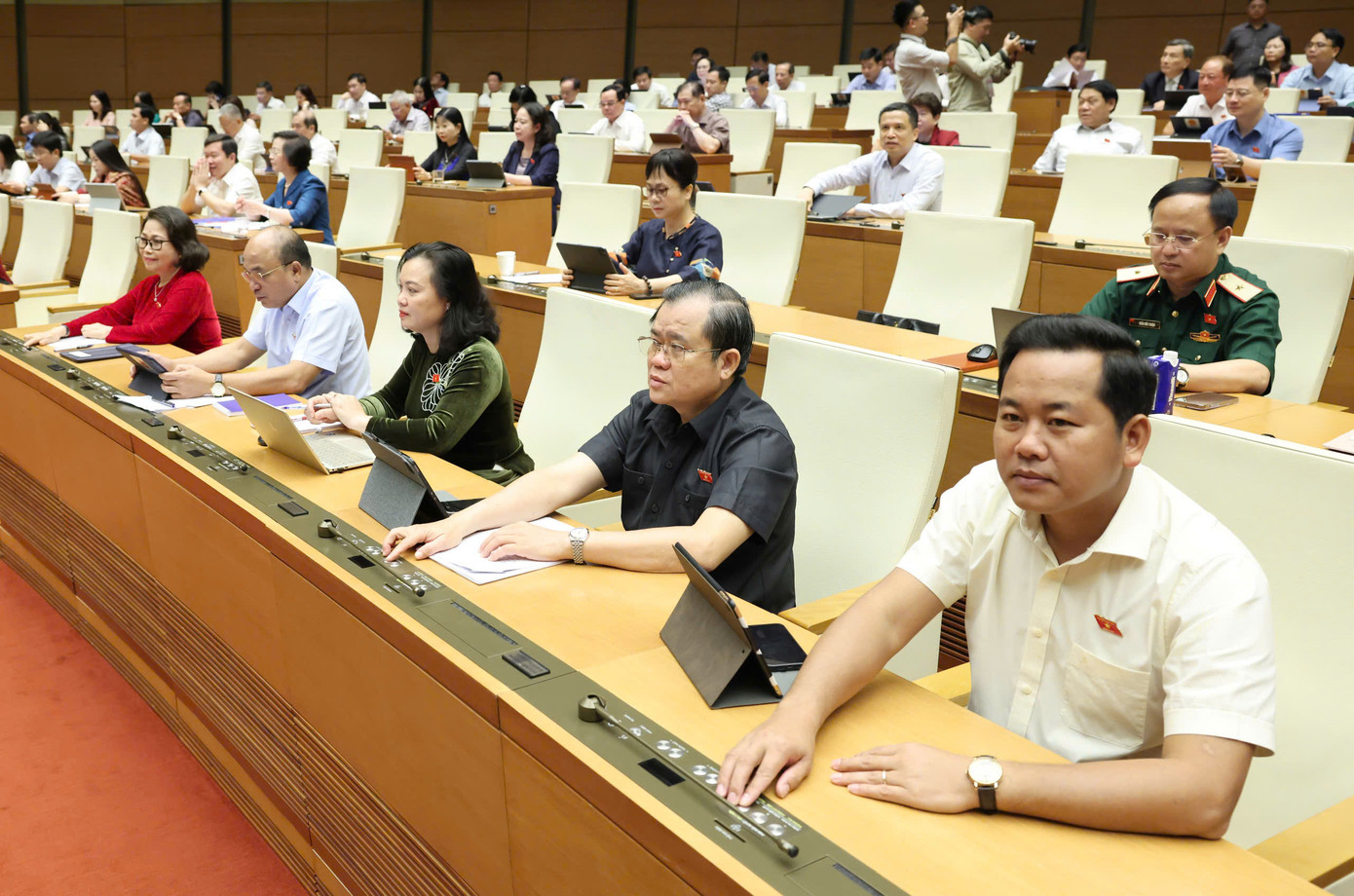 Các đại biểu thông qua dự thảo luật. Ảnh: Như Ý. Các đại biểu thông qua dự thảo luật. Ảnh: Như Ý.