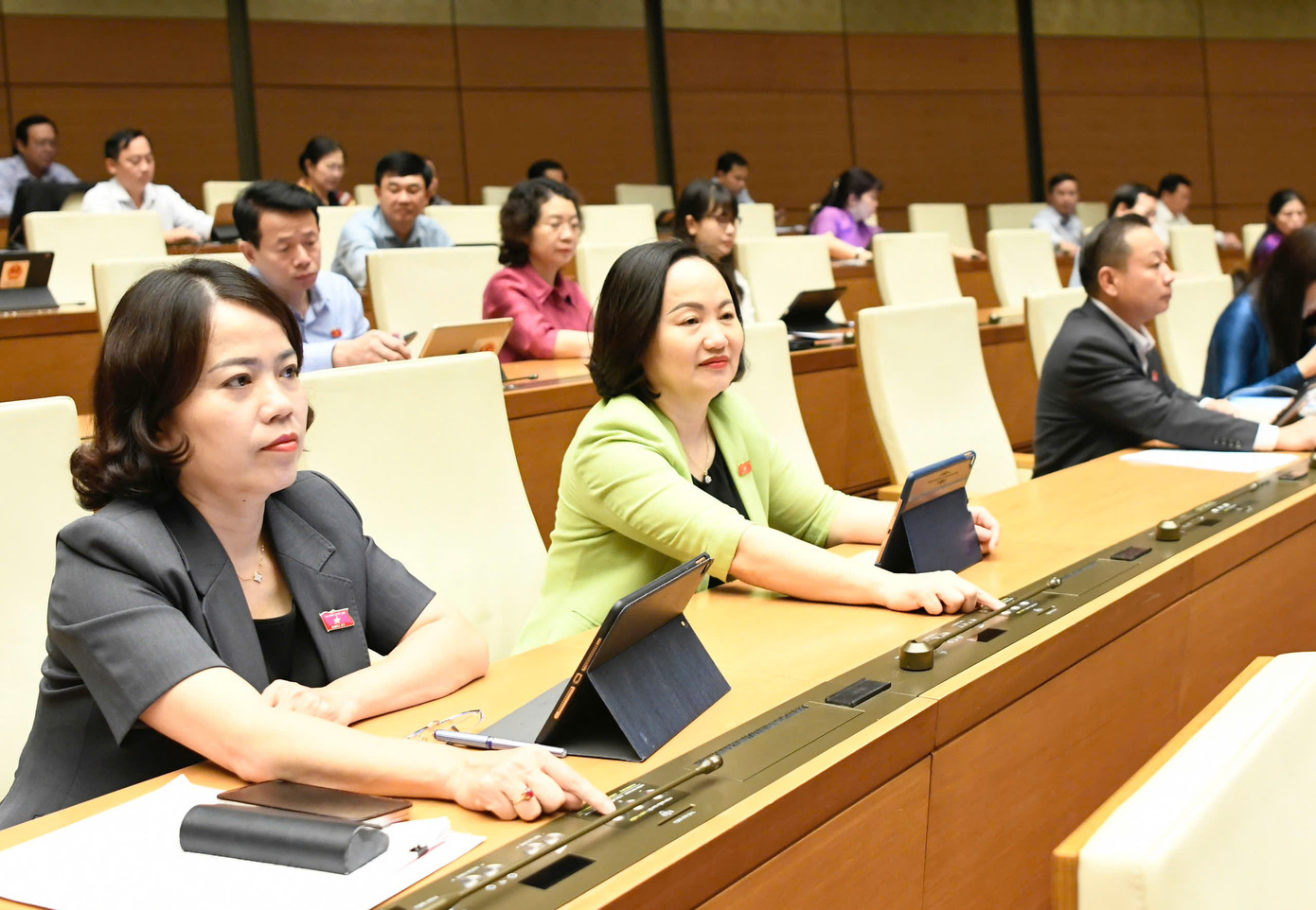 Quốc hội biểu quyết thông qua dự án luật, chiều 24/6. Ảnh: Như Ý Quốc hội biểu quyết thông qua dự án luật, chiều 24/6. Ảnh: Như Ý