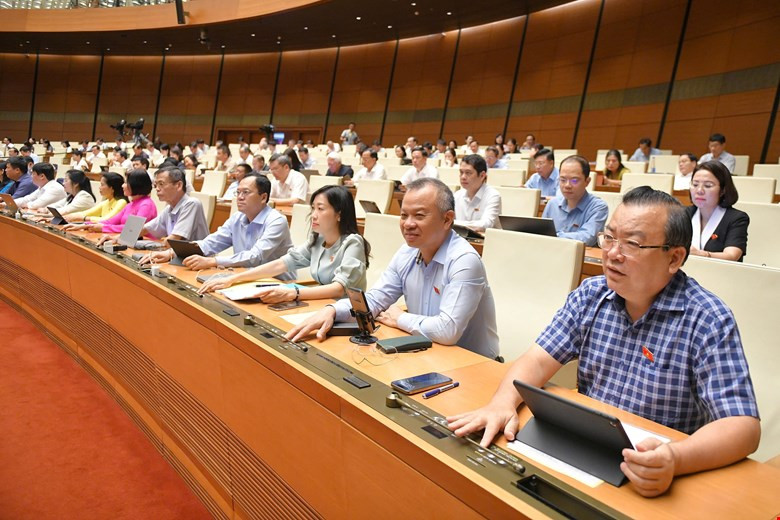 Quốc hội biểu quyết thông qua Luật Thuế tiêu thụ đặc biệt (sửa đổi). Ảnh: QH