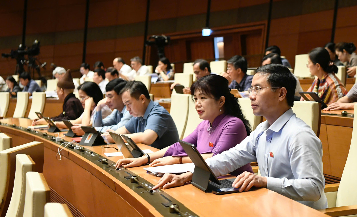 Sáng 24/6, với đa số đại biểu tán thành, Quốc hội đã biểu quyết thông qua Luật Cán bộ, công chức sửa đổi.