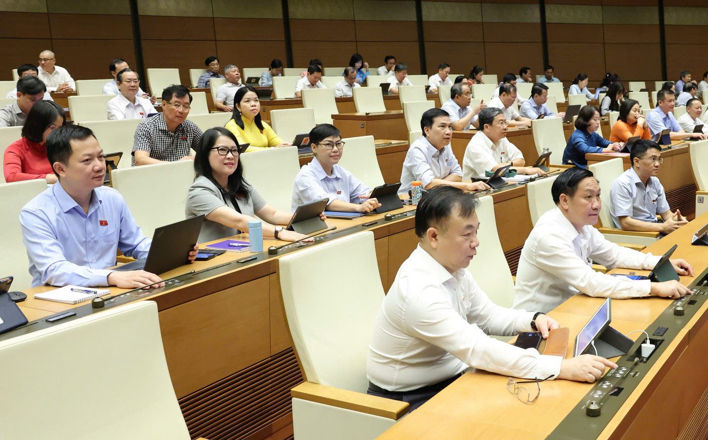 Quốc hội biểu quyết thông qua dự án luật. Ảnh: Như Ý