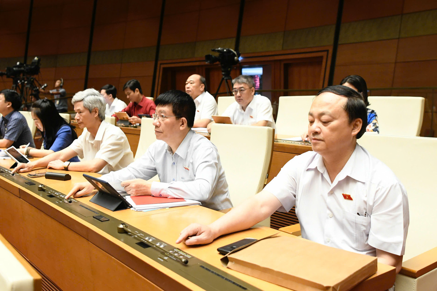 Các đại biểu Quốc hội biểu quyết thông qua dự án luật. Ảnh: Như Ý Các đại biểu Quốc hội biểu quyết thông qua dự án luật. Ảnh: Như Ý