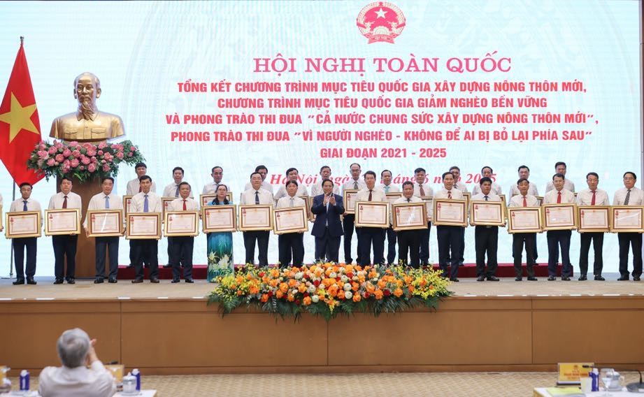 Thủ tướng trao Huân chương Lao động hạng 3 cho 31 huyện của 12 tỉnh có thành tích nổi bật trong xây dựng nông thôn mới. Ảnh: VGP. Thủ tướng trao Huân chương Lao động hạng 3 cho 31 huyện của 12 tỉnh có thành tích nổi bật trong xây dựng nông thôn mới. Ảnh: VGP.