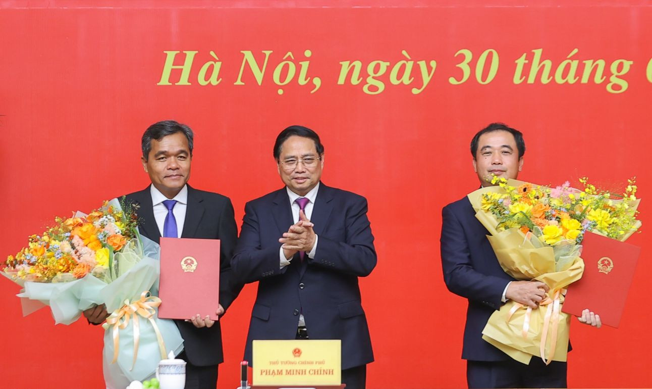Thủ tướng Phạm Minh Chính trao các quyết định cho ông Trần Đức Thắng và ông Hồ Văn Niên. Ảnh: VGP