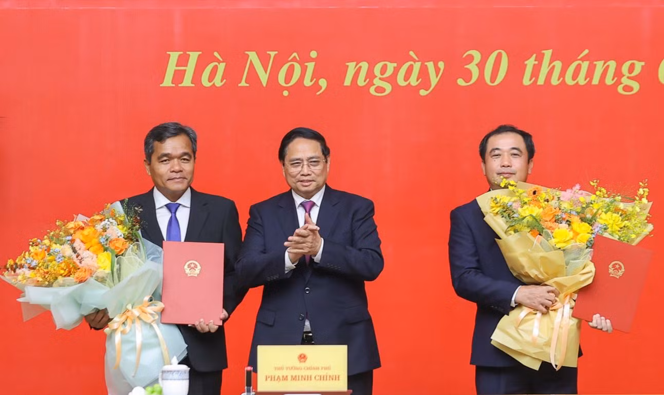 Thủ tướng Phạm Minh Chính trao các quyết định cho ông Trần Đức Thắng và ông Hồ Văn Niên. Ảnh: VGP