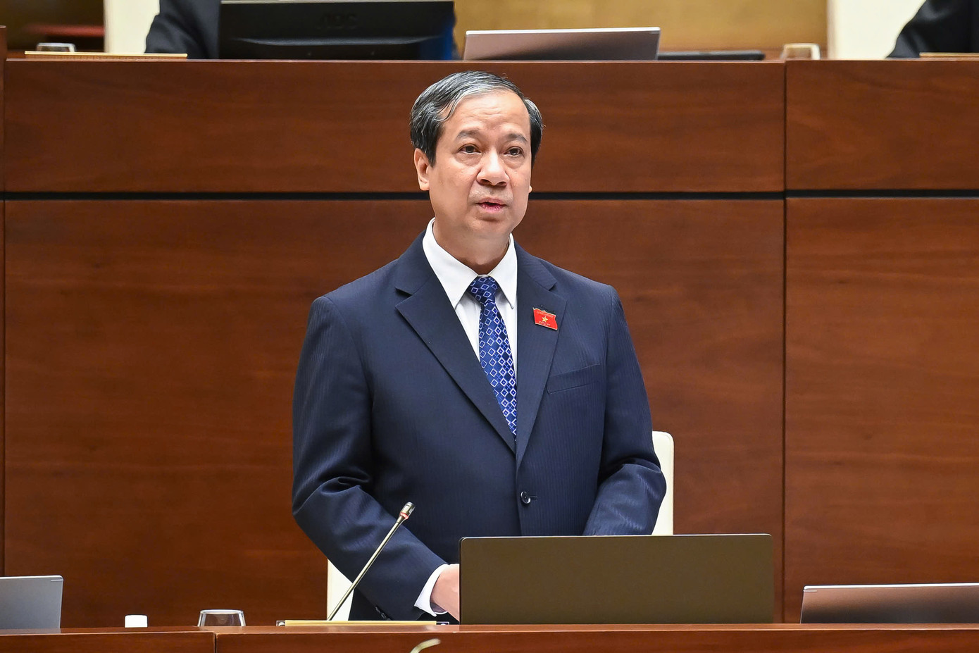 Bộ trưởng Nguyễn Kim Sơn trả lời chất vấn. Ảnh: Như Ý