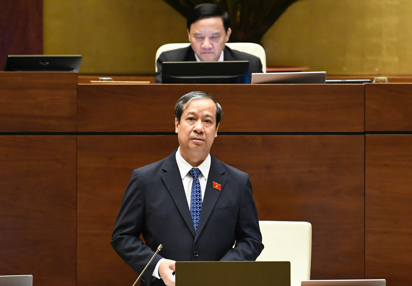 Bộ trưởng Nguyễn Kim Sơn trả lời chất vấn. Ảnh: Như Ý