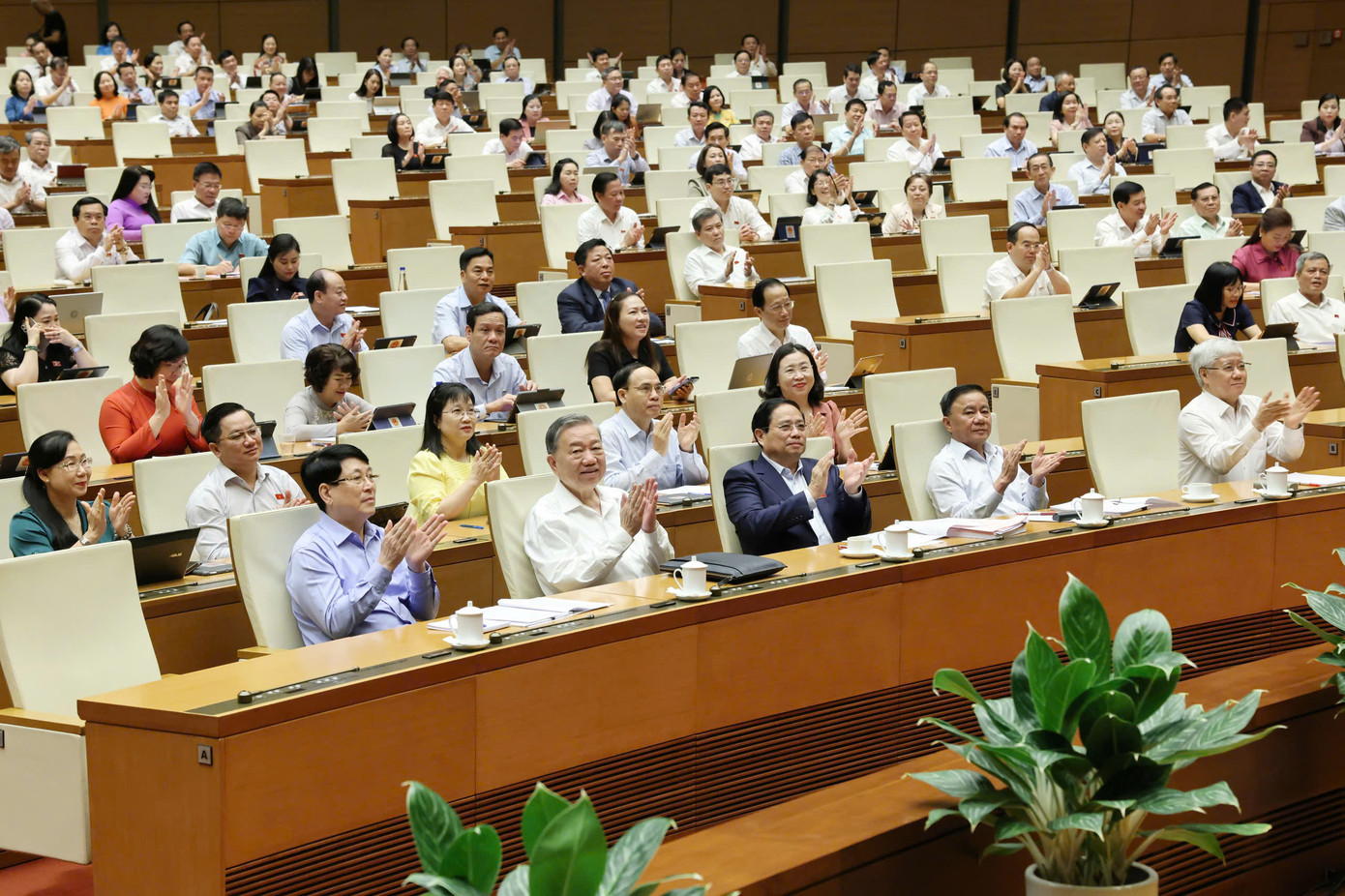 Lãnh đạo Đảng, Nhà nước cùng các đại biểu Quốc hội tại phiên họp ngày 16/6. Ảnh: Như Ý Lãnh đạo Đảng, Nhà nước cùng các đại biểu Quốc hội tại phiên họp ngày 16/6. Ảnh: Như Ý