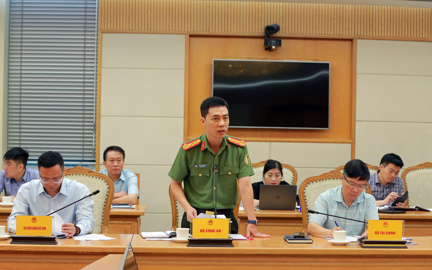 Đại diện Bộ Công an thông tin tại cuộc họp. Ảnh: VGP Đại diện Bộ Công an thông tin tại cuộc họp. Ảnh: VGP