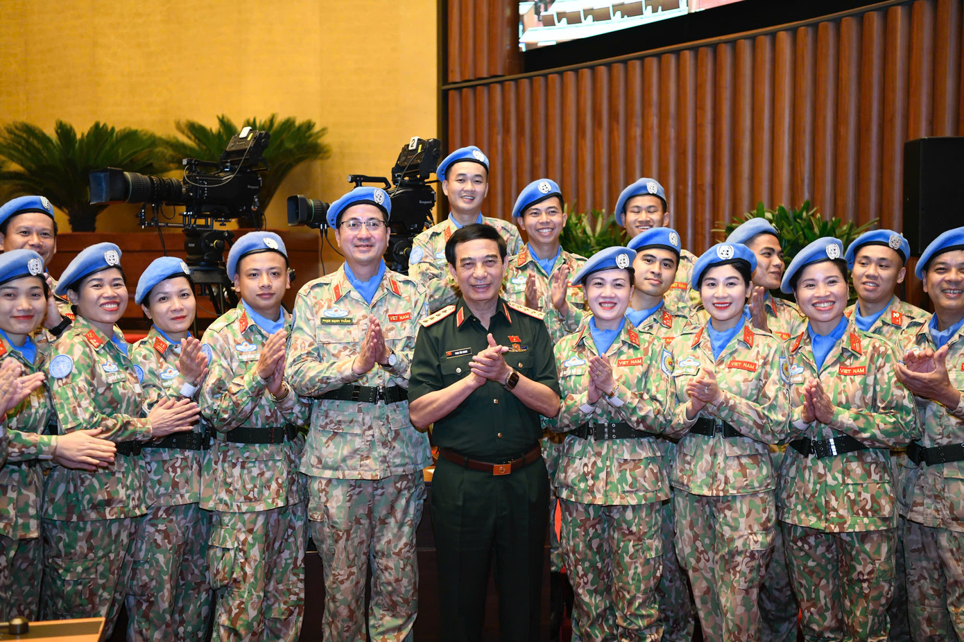 Bộ trưởng Quốc phòng và các chiến sĩ tham gia gìn giữ hòa bình Liên Hợp Quốc. Ảnh: Như Ý