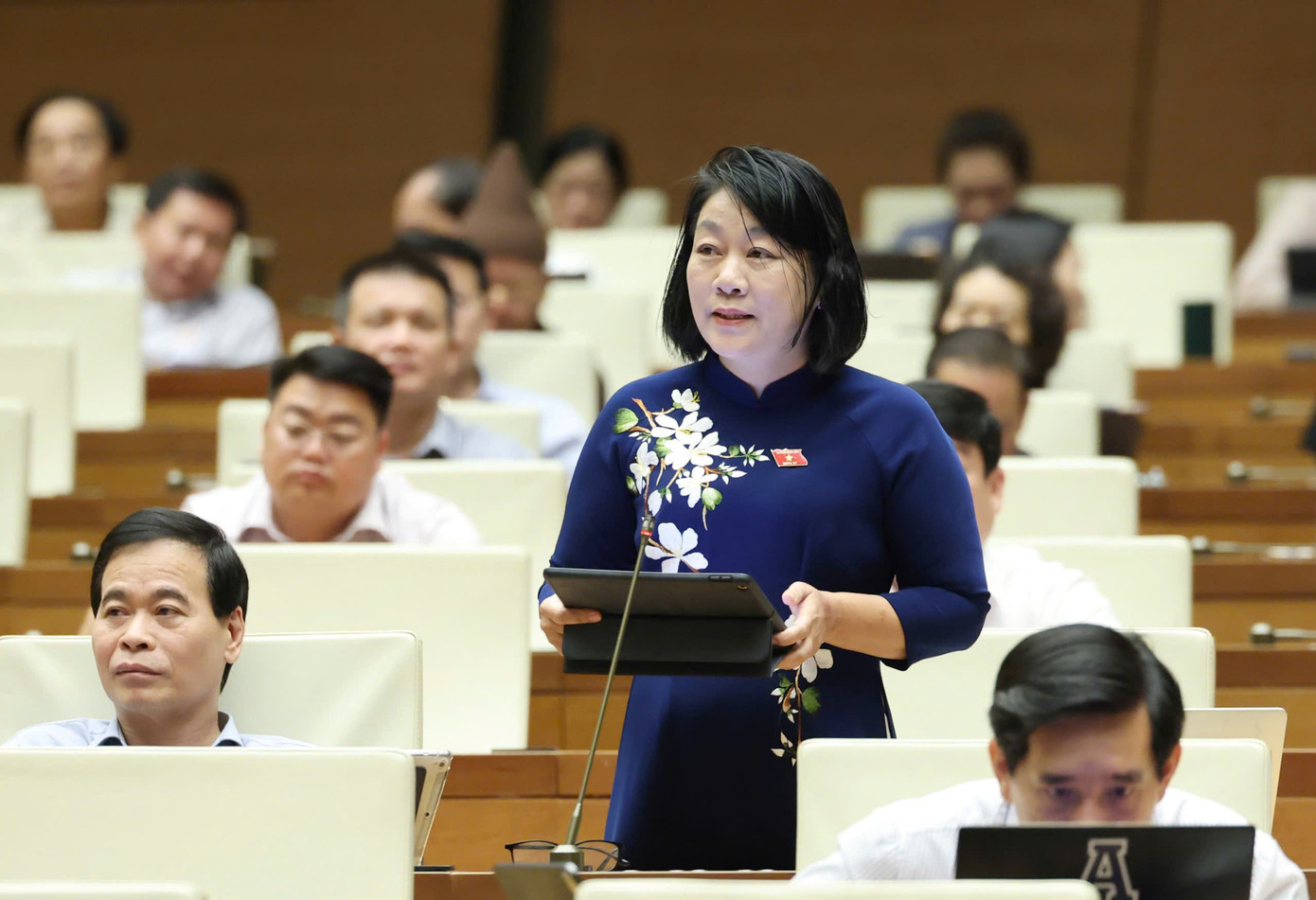 Đại biểu Quốc hội nêu câu hỏi chất vấn Bộ trưởng. Ảnh: Như Ý