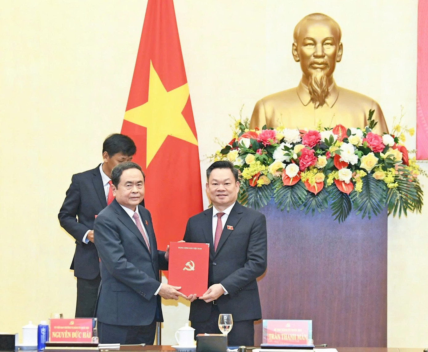 Chủ tịch Quốc hội Trần Thanh Mẫn trao quyết định cho Phó Chủ tịch Thường trực Hội đồng Dân tộc Hoàng Duy Chinh. Ảnh: Lâm Hiển