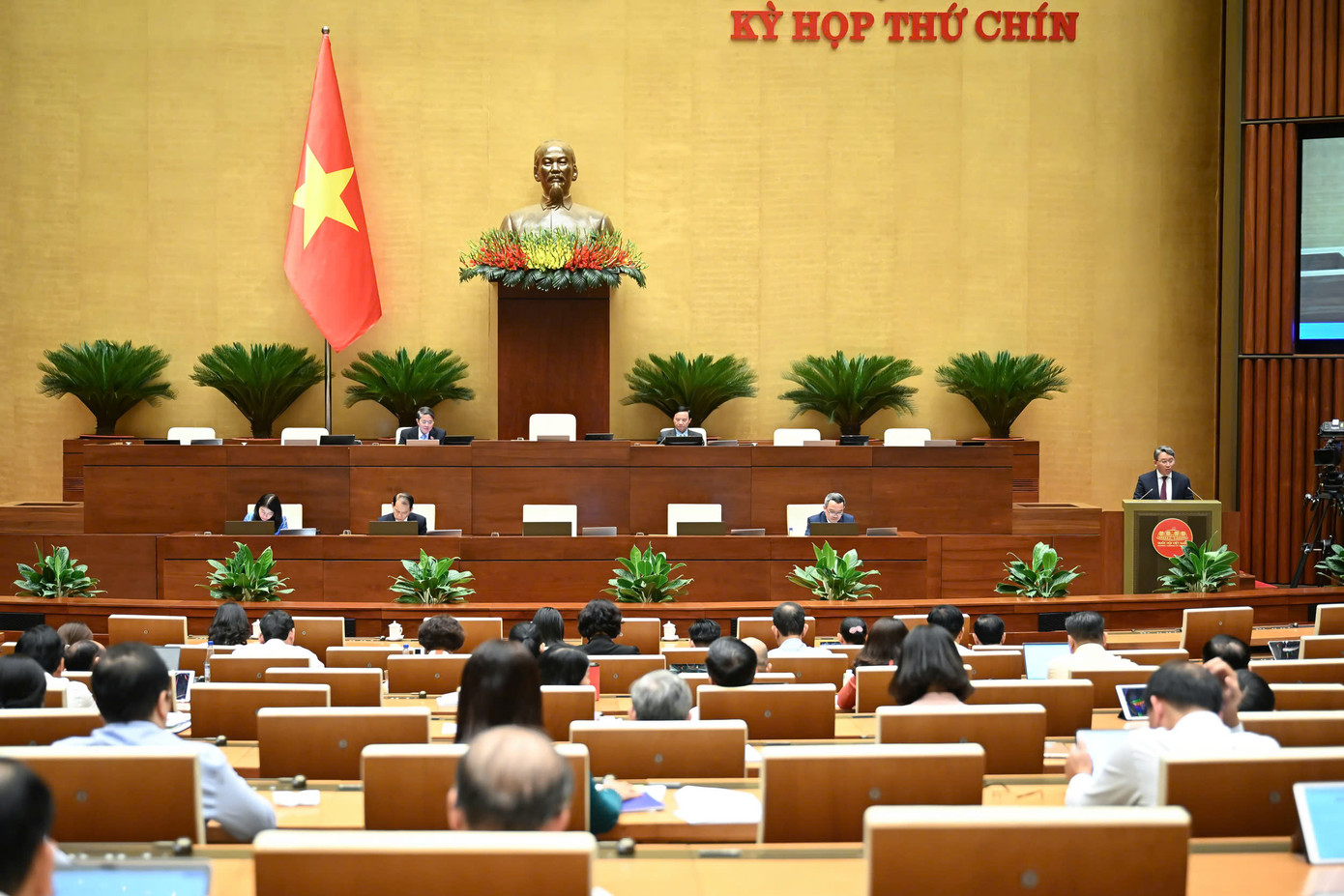 Bộ trưởng Bộ Tư pháp Nguyễn Hải Ninh báo cáo tiếp thu, giải trình. Ảnh: QH