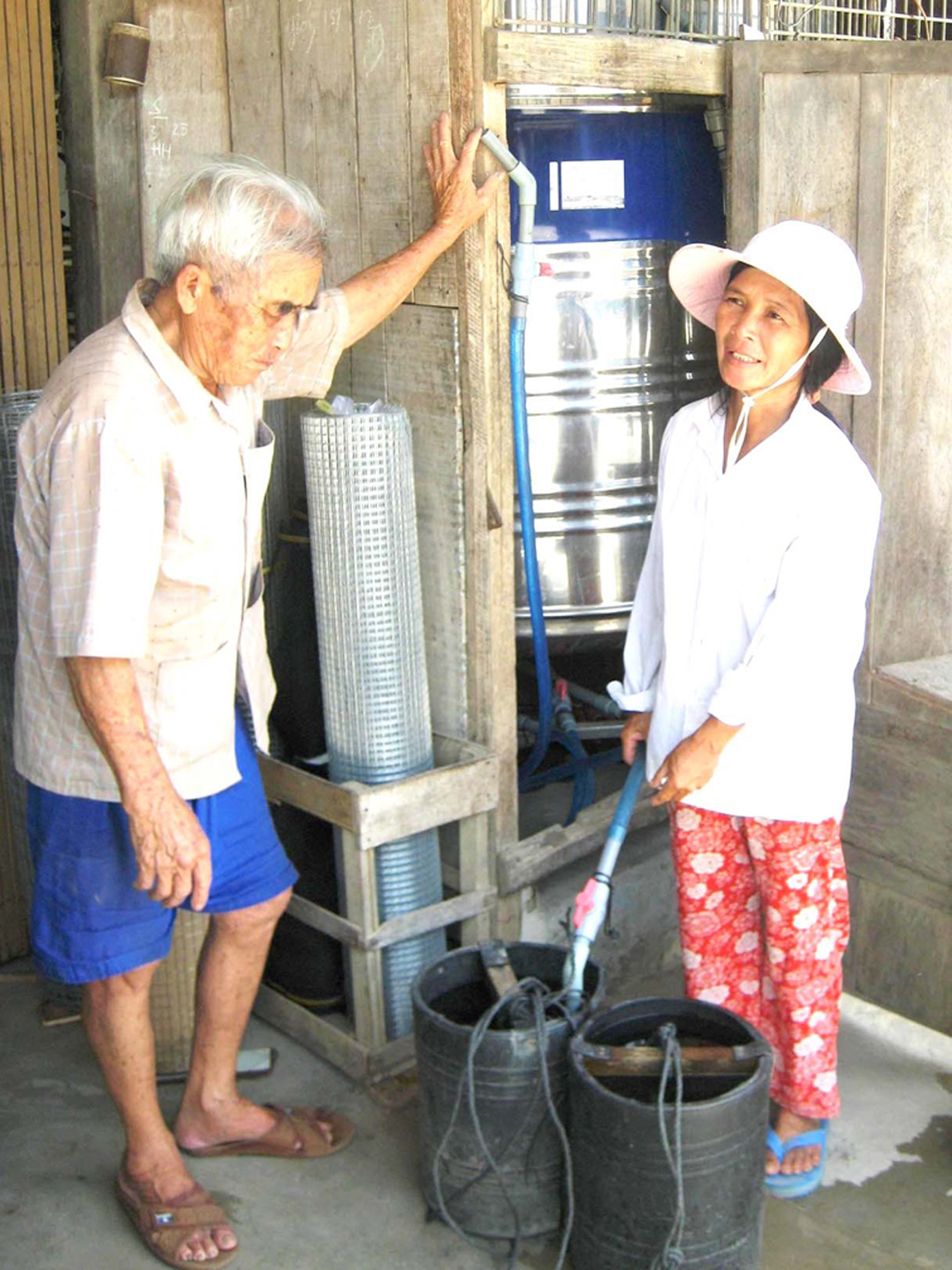 Người dân vẫn phải mua nước sạch về dùng 