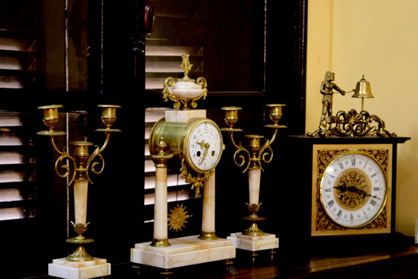 Một góc nhỏ của không gian trưng bày đồng hồ cổ tại đình Đồng Lạc