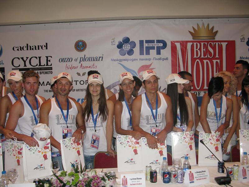 Các thí sinh mặc đồng phục trong ngày ra mắt báo giới