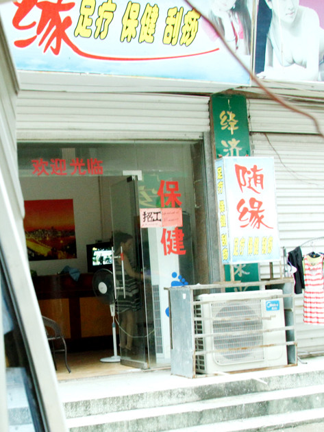 Một tiệm cắt tóc, matxa trá hình