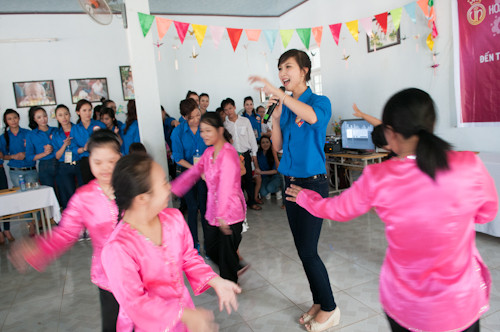 Nguyễn Thị Tuyết Ngọc hát cùng các em nhỏ