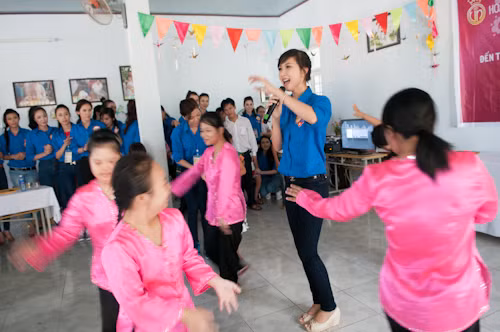 Nguyễn Thị Tuyết Ngọc hát cùng các em nhỏ