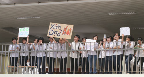 Không thiếu những khẩu hiệu cổ vũ 