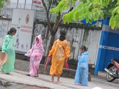 Các em tụ tập trước khi nằm dưới mưa