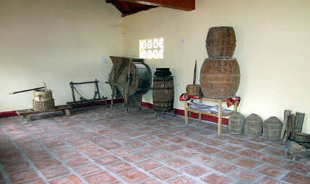 Tại đền có lưu giữ nhiều hiện vật phục vụ đời sống nông ngiệp