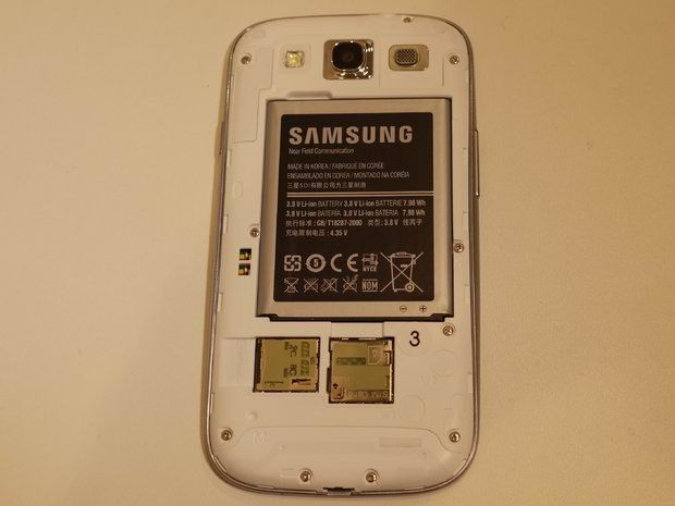 Samsung Galaxy S3 không có thiết kế liền khối, nghĩa là có thể mở nắp lưng để lộ ra pin dung lượng 2100mAh và khe cắm SIM và thẻ nhớ ngoài microSD