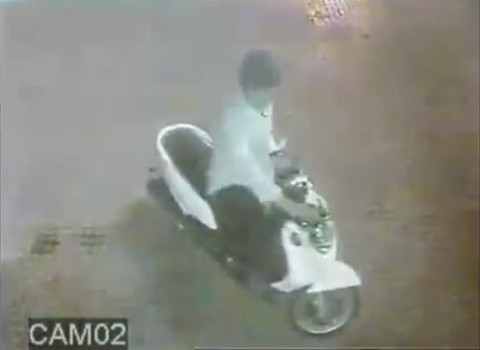 Sau đó hai tên đi xe máy chạy tới cùng nhau tẩu thoát. Sau đó hai tên đi xe máy chạy tới cùng nhau tẩu thoát