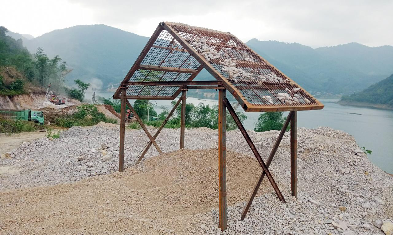 Trong khi đó, các chuyên gia về bất động sản cho biết, đối với các hợp đồng đặt cọc, hợp đồng hợp tác, văn bản thỏa thuận… hầu hết trường hợp đó chủ đầu tư &quot;lách luật&quot; khi chưa đủ điều kiện bán hàng vẫn huy động vốn, gây rủi ro cho người mua nhà. &quot;Các sản phẩm bất động sản chưa đủ điều kiện mà chủ đầu tư lại chuyển hồ sơ hợp tác sang sàn giao dịch để ký hợp đồng với khách hàng, bản chất là bán tài sản hình thành trong tương lai khi chưa hội tụ đủ điều kiện, do đó nhà đầu tư cần cẩn trọng khi xuống tiền&quot;, vị chuyên gia cảnh báo.