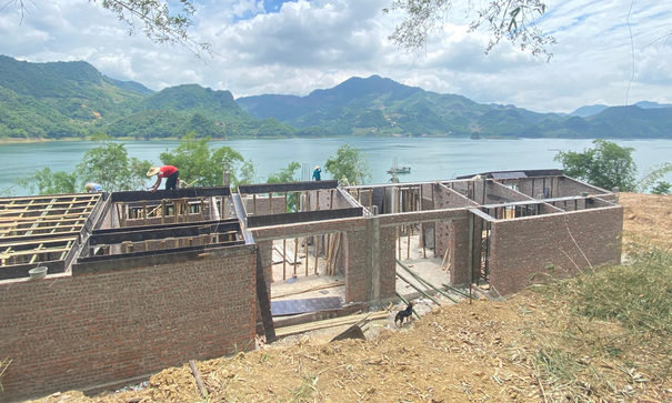 Nếu anh thanh toán sớm 95% giá trị sản phẩm sẽ được chiết khấu 10,5% cộng với 12% cam kết lợi nhuận tổng cộng là chiết khấu lên tới 23% trừ thẳng vào giá trị hợp đồng. Đối với dự án này, chủ đầu tư sẽ bàn giao full nội thất. Anh chỉ cần xách vali đến ở hoặc vận hành luôn”, môi giới này nhiệt tình mời chào.