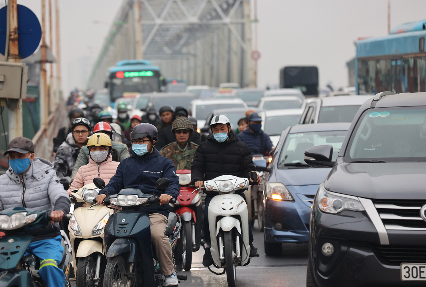 Cầu Chương Dương ùn ứ phương tiện chiều hướng về trung tâm thành phố.