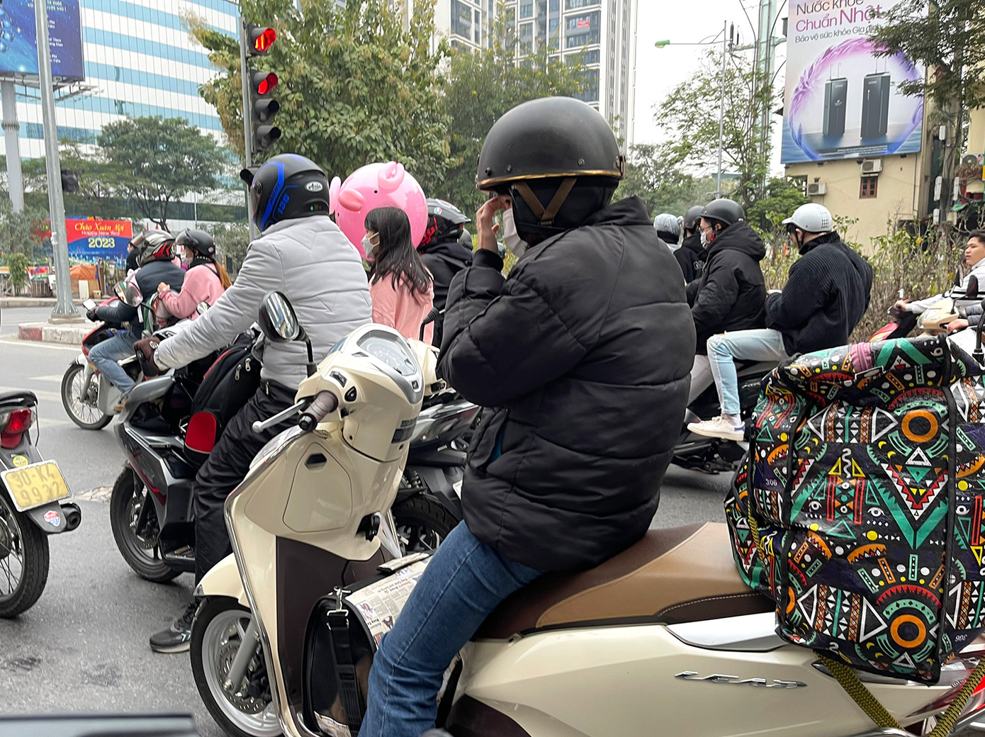 Người dân lỉnh kỉnh đồ đạc trở lại Thủ đô sau những ngày nghỉ lễ Tết