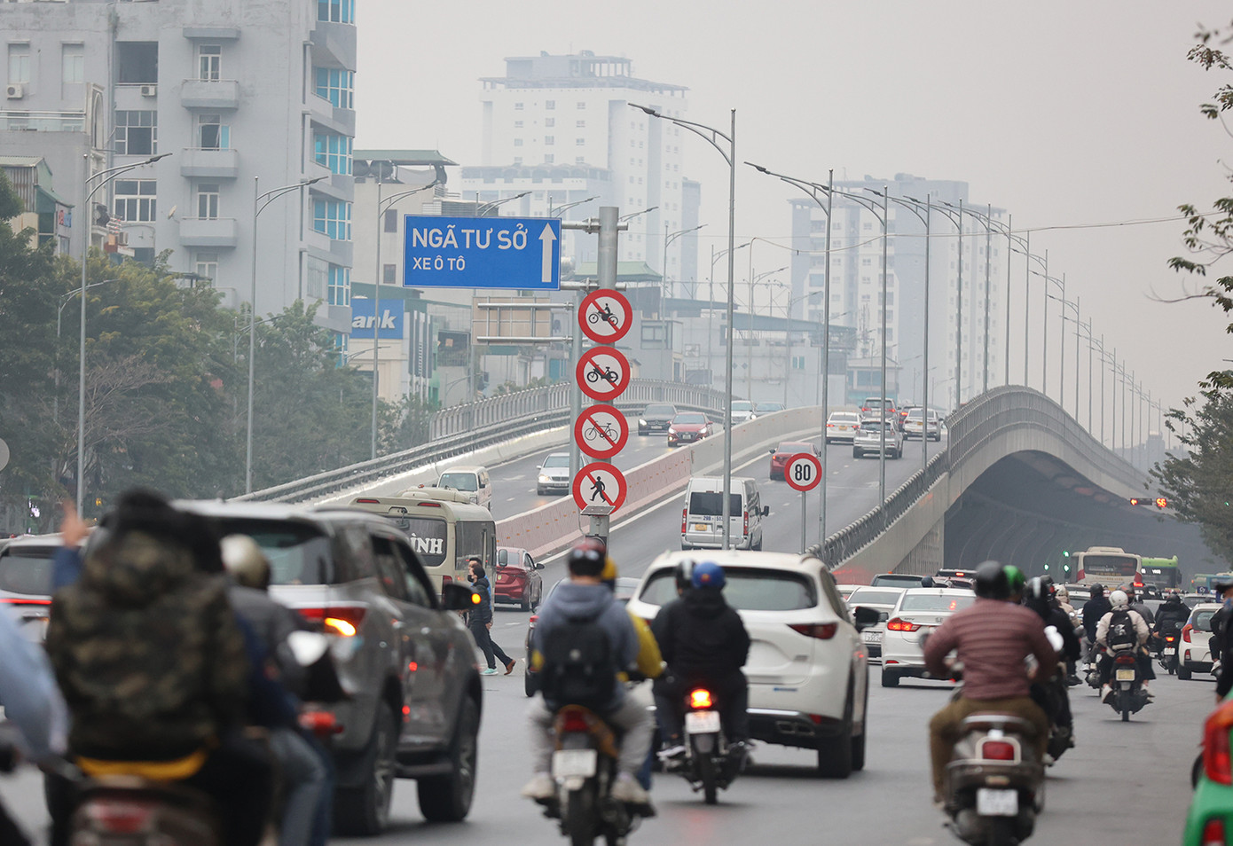 Đường vành đai 2 trên cao từ cầu Vĩnh Tuy hướng về Ngã Tư Sở vào chiều mùng 5 Tết.
